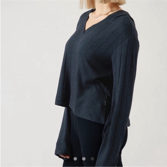 ATHLETA Harmony Pose Cropped Hoodie Sweatshirt Dark Sardinia Blue Heather XL - Picture 2 of 6